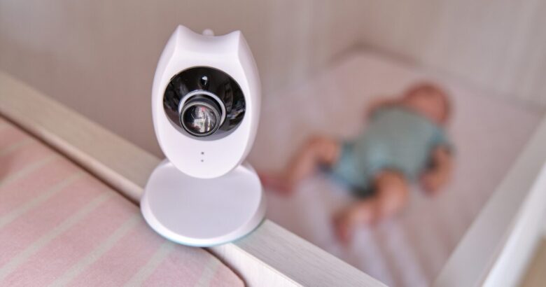 Vigilabebés con y sin WiFi sobre una mesa junto a la cuna del bebé